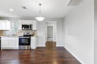 986 Dewalt St photo'