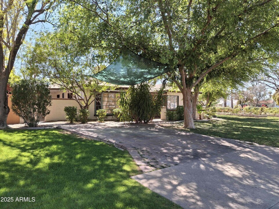 1329 W Holly St in Phoenix, AZ - Building Photo