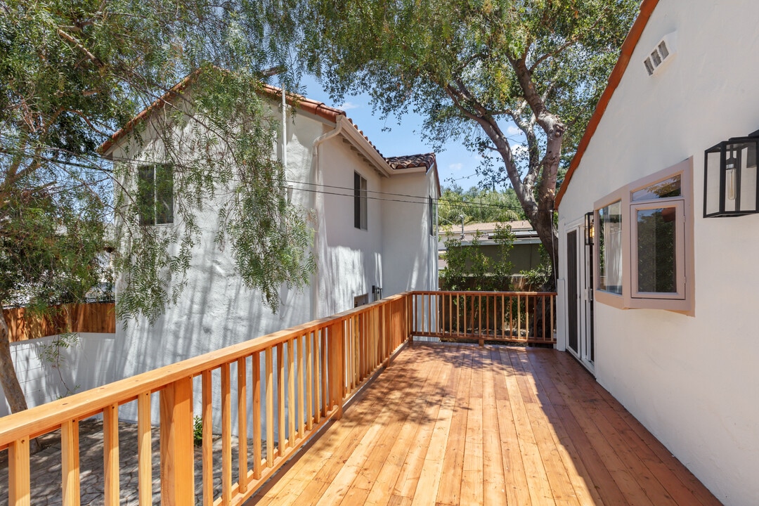 11491 Sunshine Ter in Studio City, CA - Building Photo