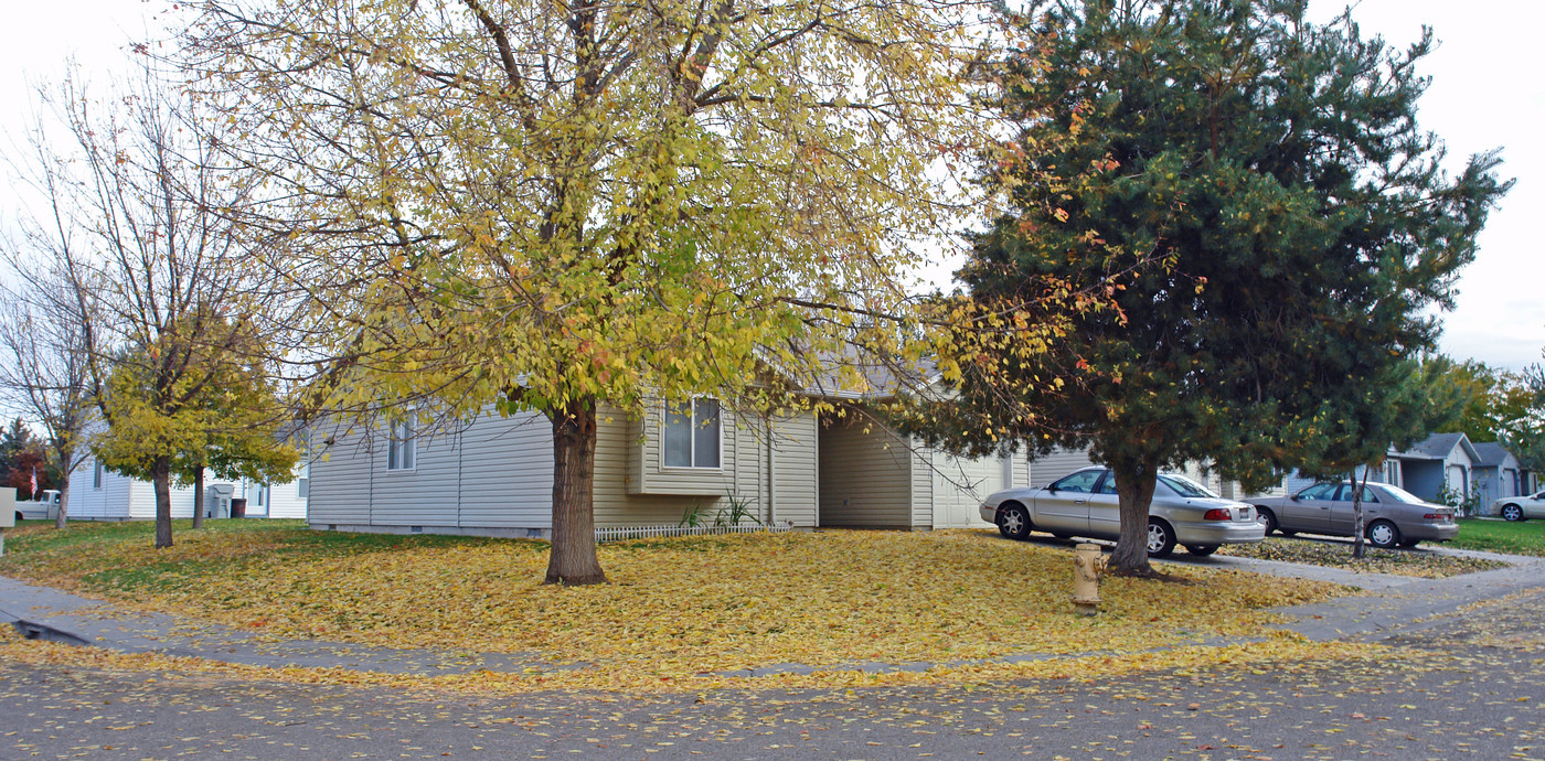 Comstock Apartments in Nampa, ID - Building Photo