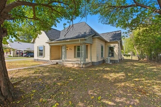 1711 Halsell St in Bridgeport, TX - Foto de edificio - Building Photo