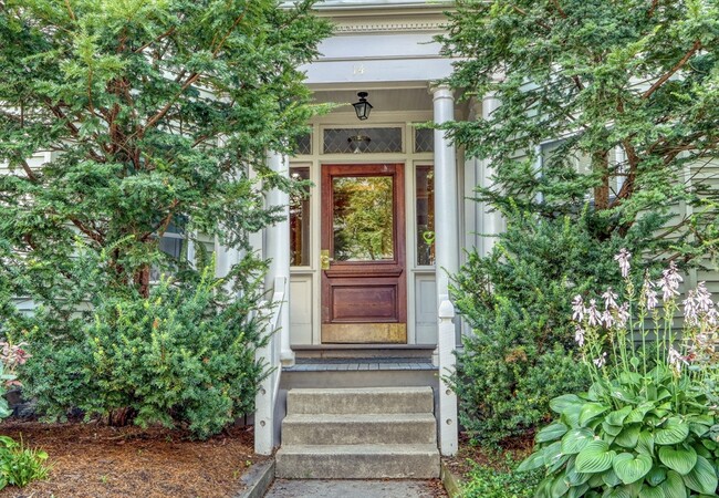 14 Holton St in Medford, MA - Foto de edificio - Building Photo