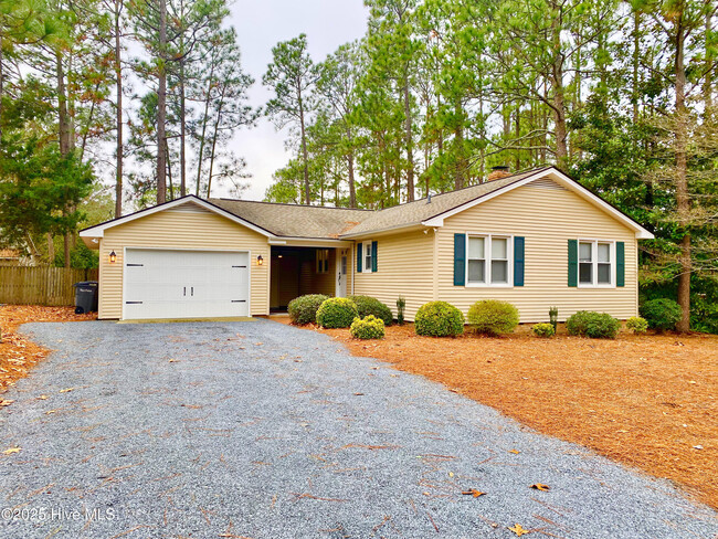 1360 Longleaf Dr E in Pinehurst, NC - Foto de edificio - Building Photo