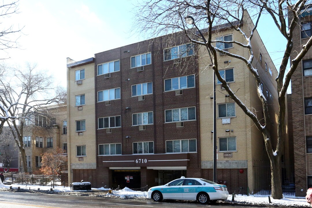 6710 N Sheridan in Chicago, IL - Foto de edificio