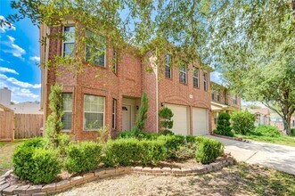 5711 Kenwood in Missouri City, TX - Foto de edificio - Building Photo