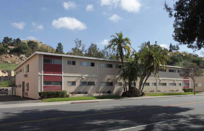 Riverside Apartments in Riverside, CA - Foto de edificio - Building Photo