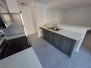 2771 S Mountain Vista St, Unit B in Las Vegas, NV - Building Photo - Building Photo