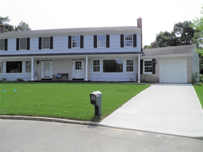 12 Sundale Ct in Smithtown, NY - Building Photo - Building Photo