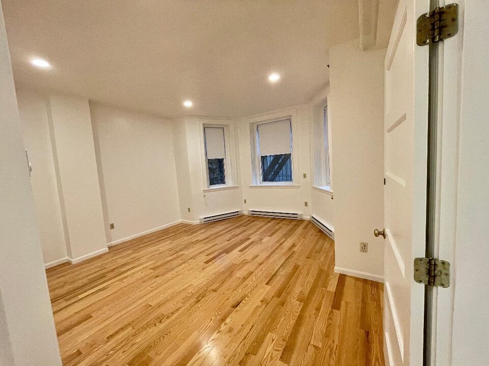 1077 Beacon St, Unit B in Brookline, MA - Foto de edificio