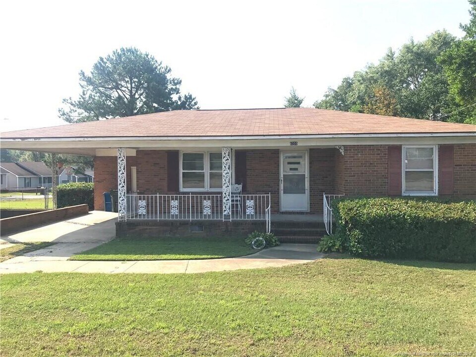 6355 Cliffdale Rd in Fayetteville, NC - Foto de edificio