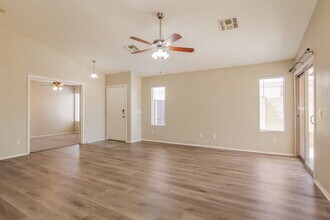 11338 W Crestbrook Dr in Surprise, AZ - Foto de edificio - Building Photo