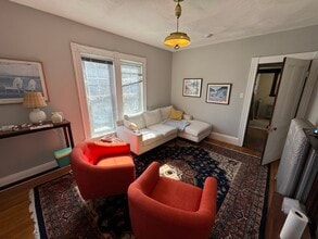 211 Holland St, Unit 2 in Somerville, MA - Building Photo - Building Photo