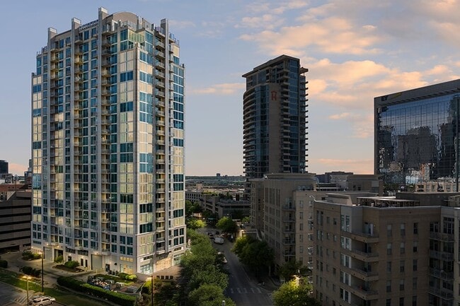 SkyHouse Dallas Apartments in Dallas, TX - Foto de edificio - Building Photo