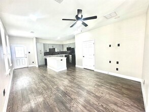 62 Woodland Hills Dr, Unit B in Conroe, TX - Building Photo - Building Photo