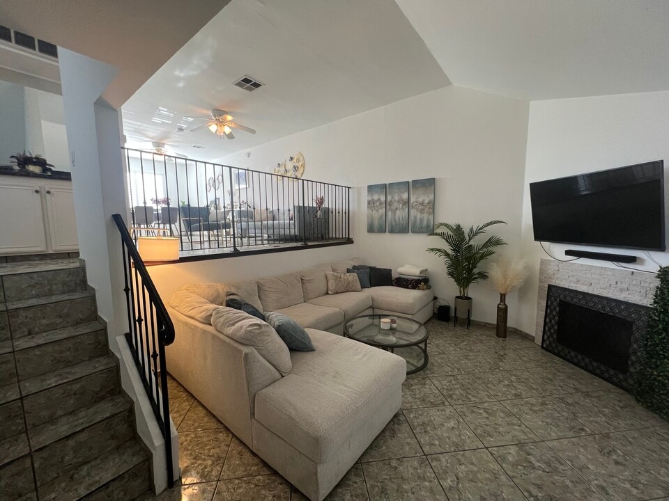 9601 Sylmar Ave, Unit 4 in Panorama City, CA - Foto de edificio