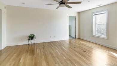 148 Main St in Westhampton Beach, NY - Foto de edificio - Building Photo