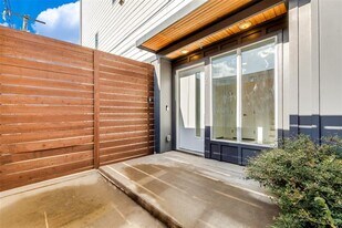 1505 N Garrett Ave in Dallas, TX - Building Photo