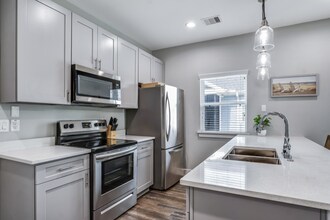 144 W 5th St-Unit -A in Kemah, TX - Building Photo - Building Photo