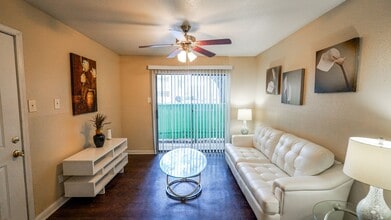 Pecan Square Village in Houston, TX - Foto de edificio - Building Photo