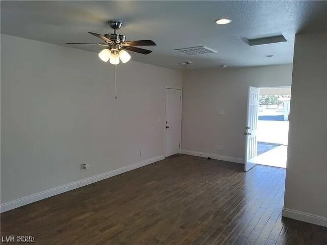 5081 N Pioneer Way in Las Vegas, NV - Building Photo - Building Photo