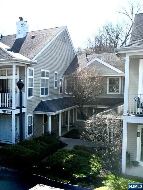 1120 Hyde Park Ct in Mahwah, NJ - Building Photo