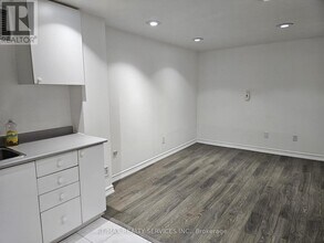 21 Wayne Nicol Dr in Brampton, ON - Building Photo - Building Photo