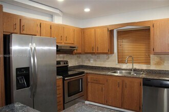 5140 SW 40th Ave in Fort Lauderdale, FL - Building Photo - Building Photo