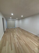 6580 Santona St, Unit A11 in Miami, FL - Foto de edificio - Building Photo