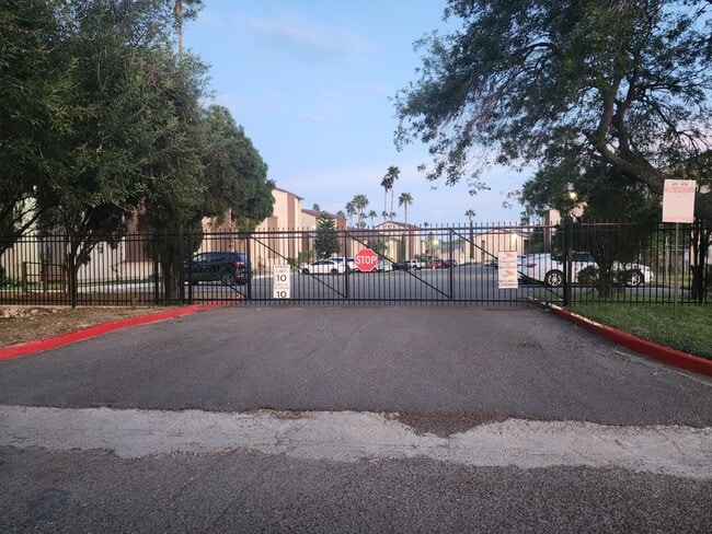 305 Calle Amistosa, Unit Q301 in Brownsville, TX - Building Photo - Building Photo