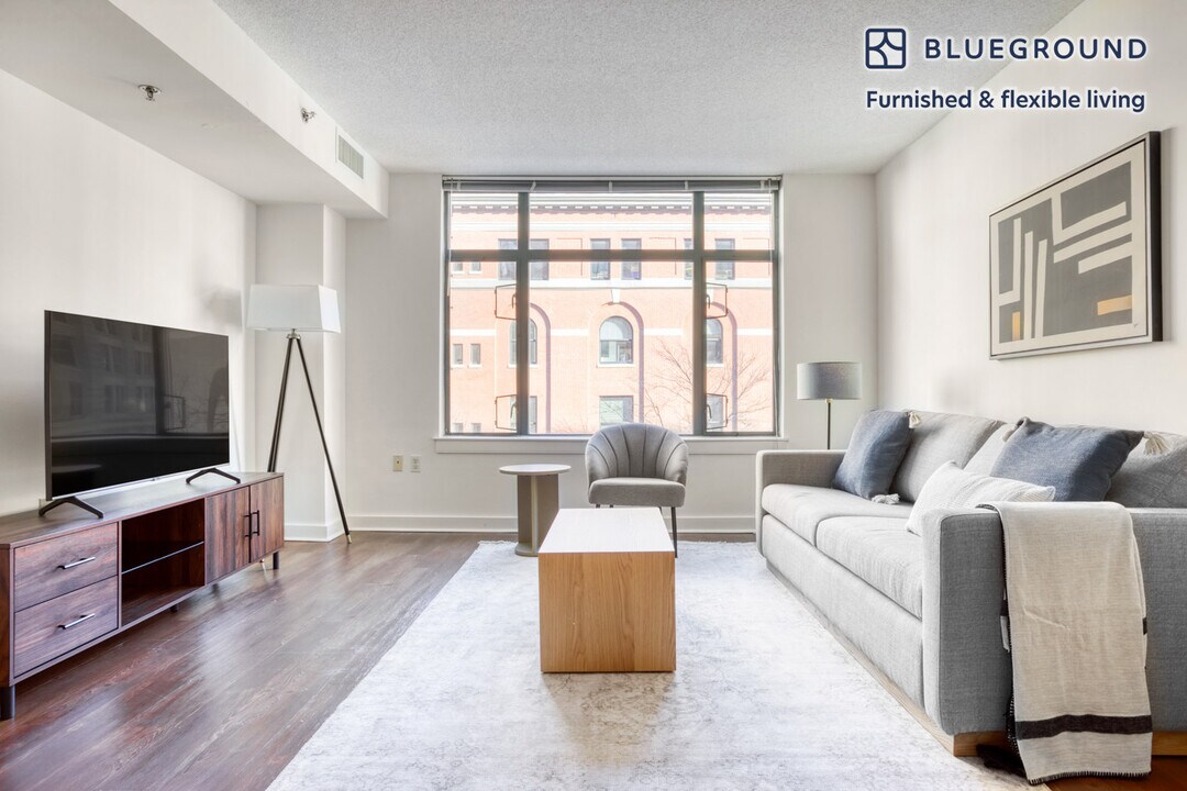 400 8th St NW-Unit -FL4-ID422 in Washington, DC - Building Photo