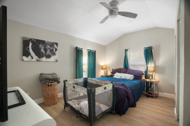 215 Anclote Rd in Tarpon Springs, FL - Foto de edificio - Building Photo