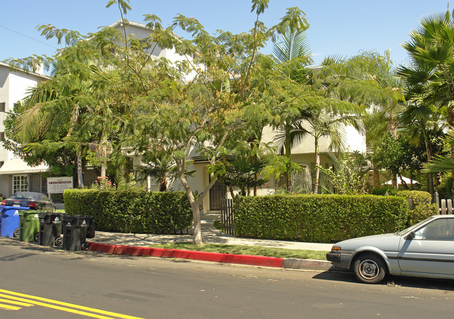 1366 N Alta Vista Blvd in Los Angeles, CA - Foto de edificio - Building Photo