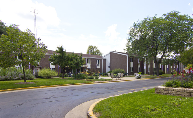 Rock Lake Manor in Lake Mills, WI - Building Photo - Building Photo