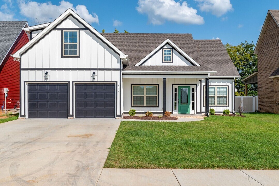 207 Jesse Dr in Pleasant View, TN - Building Photo