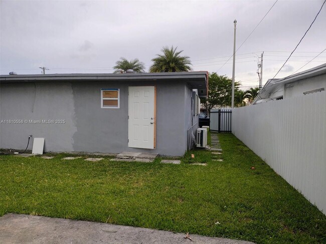 1090 W 60th St in Hialeah, FL - Building Photo - Building Photo