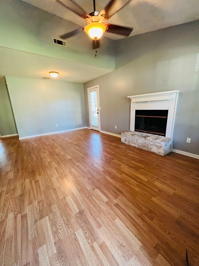 812 Lost Grove Ln in Hinesville, GA - Building Photo - Building Photo