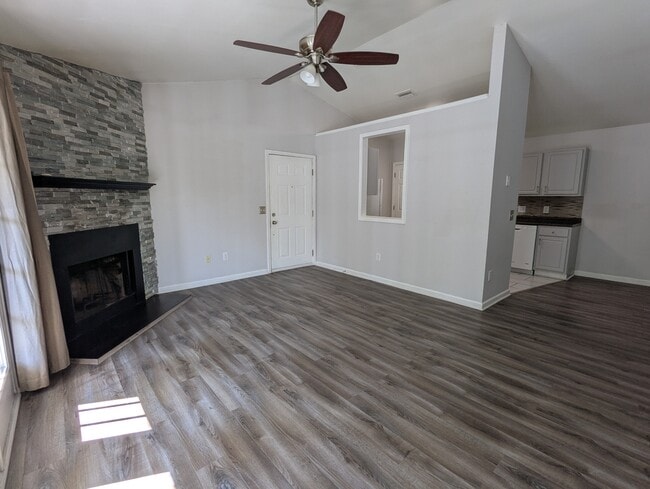 806 Pelham Square Way in Greer, SC - Building Photo - Building Photo