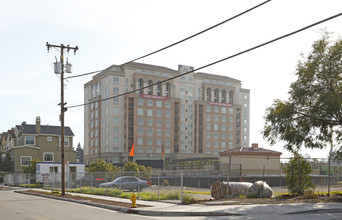 Skyline at Tamien Station Apartments in San Jose, CA - Foto de edificio - Building Photo