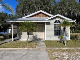 100 Ashton Cir in Welaka, FL - Building Photo