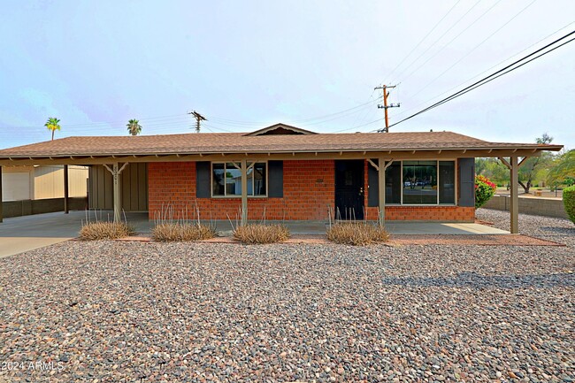 8201 E Montecito Ave in Scottsdale, AZ - Foto de edificio - Building Photo