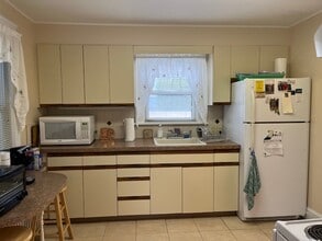 94 Eustis Ave in Newport, RI - Foto de edificio - Building Photo