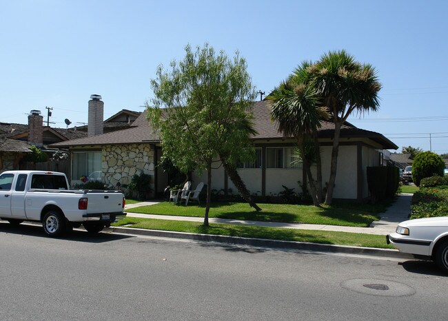 7562 Volga Dr in Huntington Beach, CA - Building Photo - Building Photo