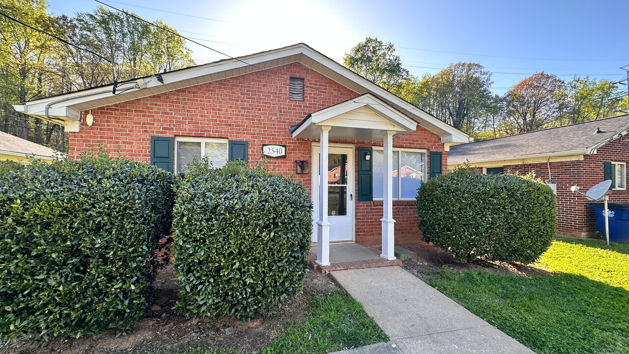 LaDeara Crest Apartments in Winston-Salem, NC - Building Photo