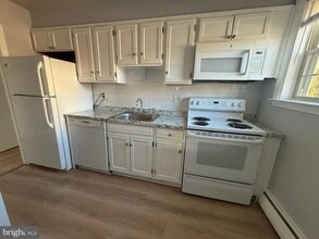 27 Wallingford Ave in Wallingford, PA - Foto de edificio - Building Photo