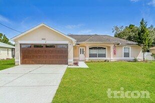 2425 Bishop Rd in Spring Hill, FL - Building Photo