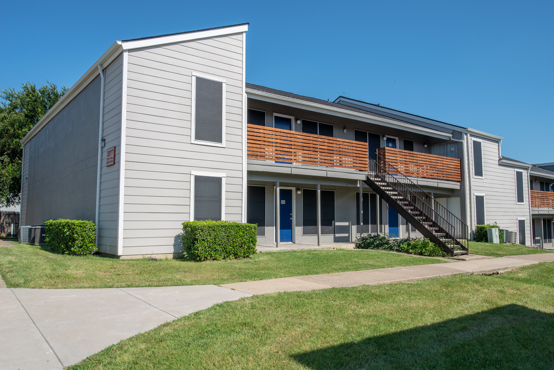 Maxton West Apartment Homes in Irving, TX - Building Photo