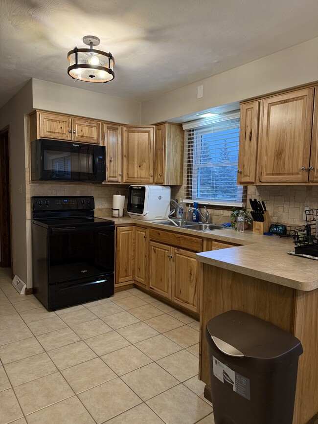 4714 Oakland St in Erie, PA - Foto de edificio - Building Photo