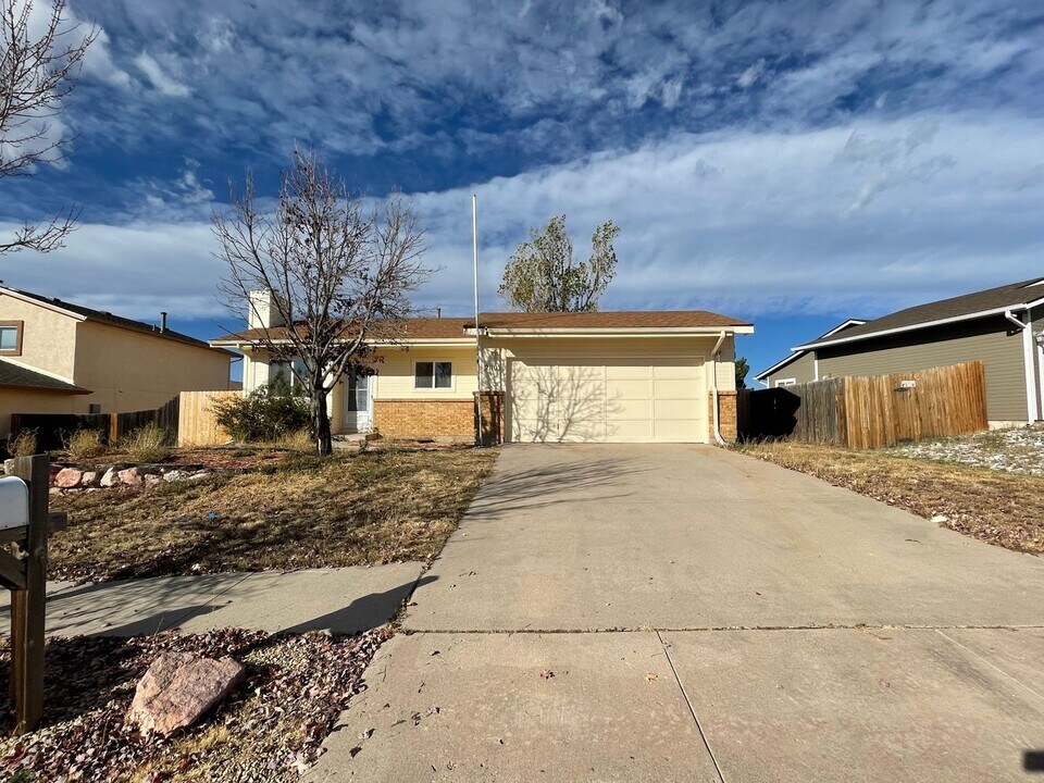 2110 Ambleside Dr in Colorado Springs, CO - Building Photo