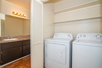 Willow Run Apartments in Carmichael, CA - Building Photo - Interior Photo