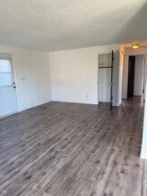 1011 SE Locust St in Dundee, OR - Building Photo - Building Photo